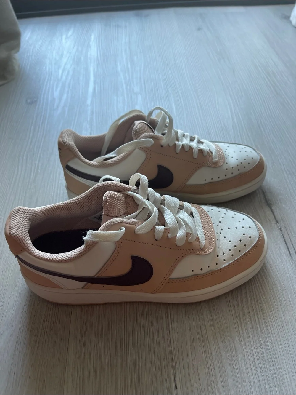 Nike Kids Low-Top Sneakers in White, Tan and Dark Brown Swoosh